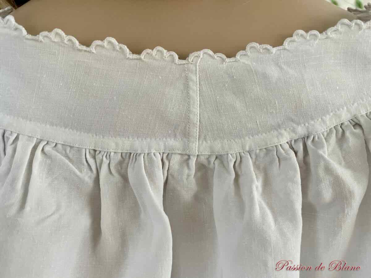 Chemise de jour avec empiècement brodé main sur toile de lin, petite robe – Image 7
