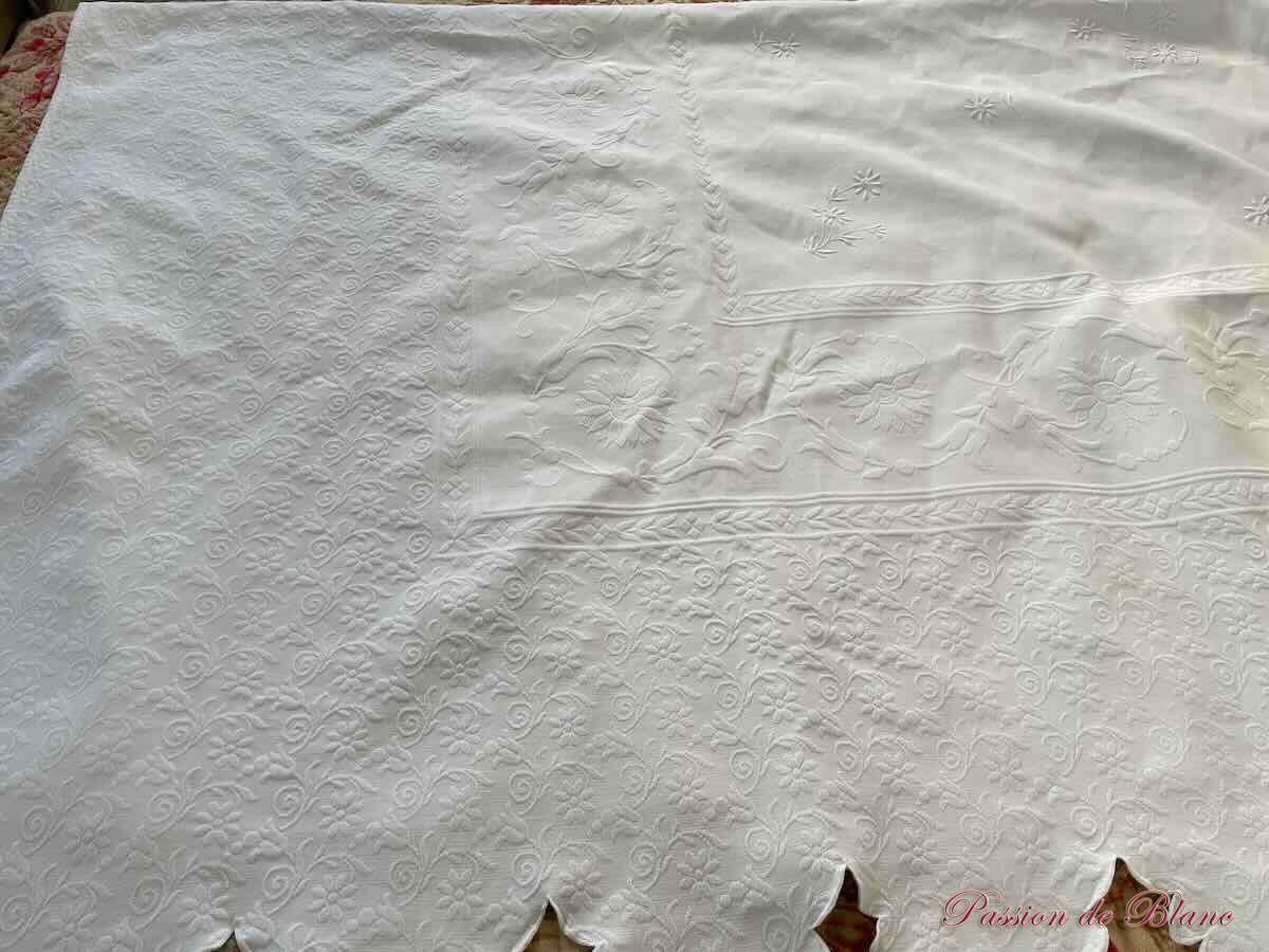 Belle couverture festonnée en piqué plat avec un joli relief et monogramme MV – Image 2