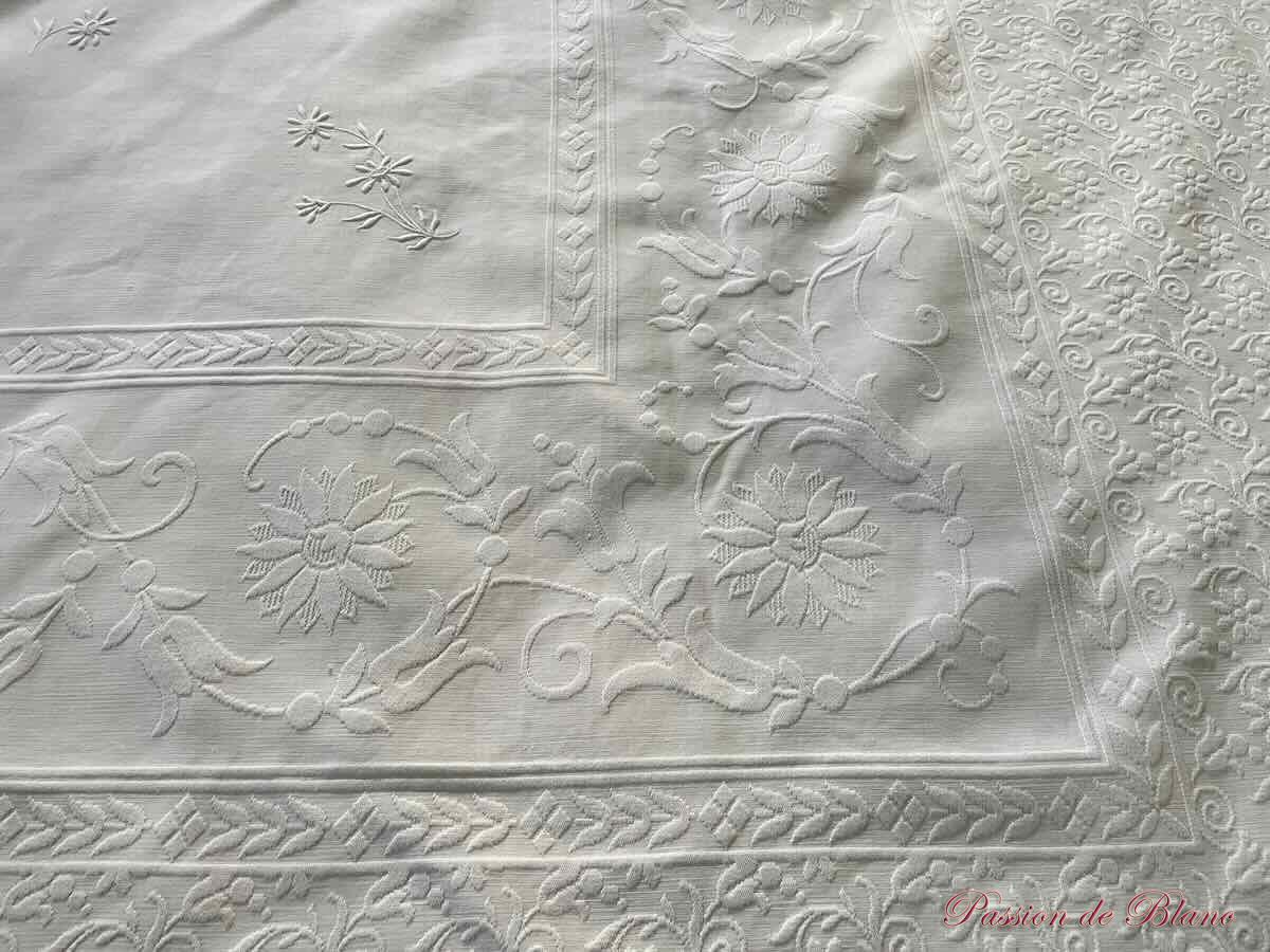 Belle couverture festonnée en piqué plat avec un joli relief et monogramme MV – Image 8