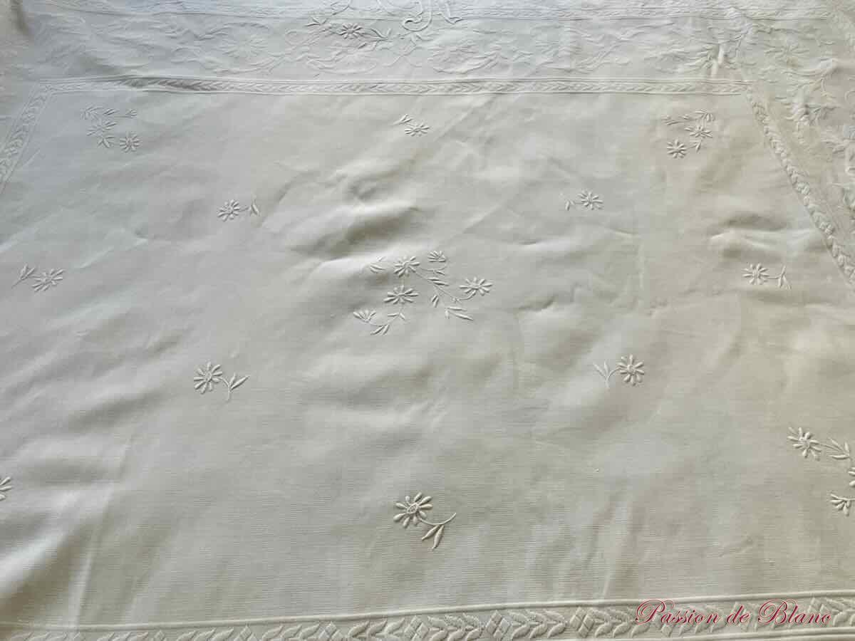 Belle couverture festonnée en piqué plat avec un joli relief et monogramme MV – Image 7