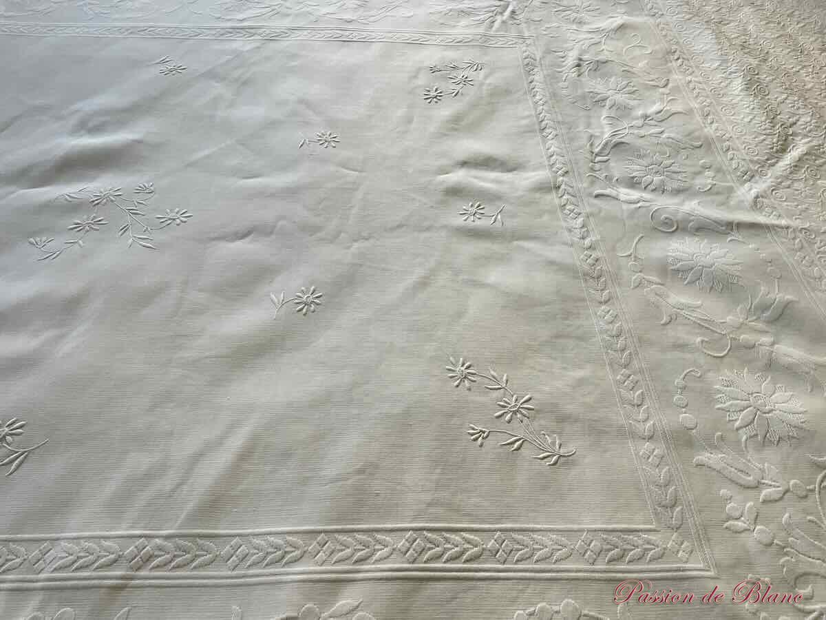 Belle couverture festonnée en piqué plat avec un joli relief et monogramme MV – Image 6