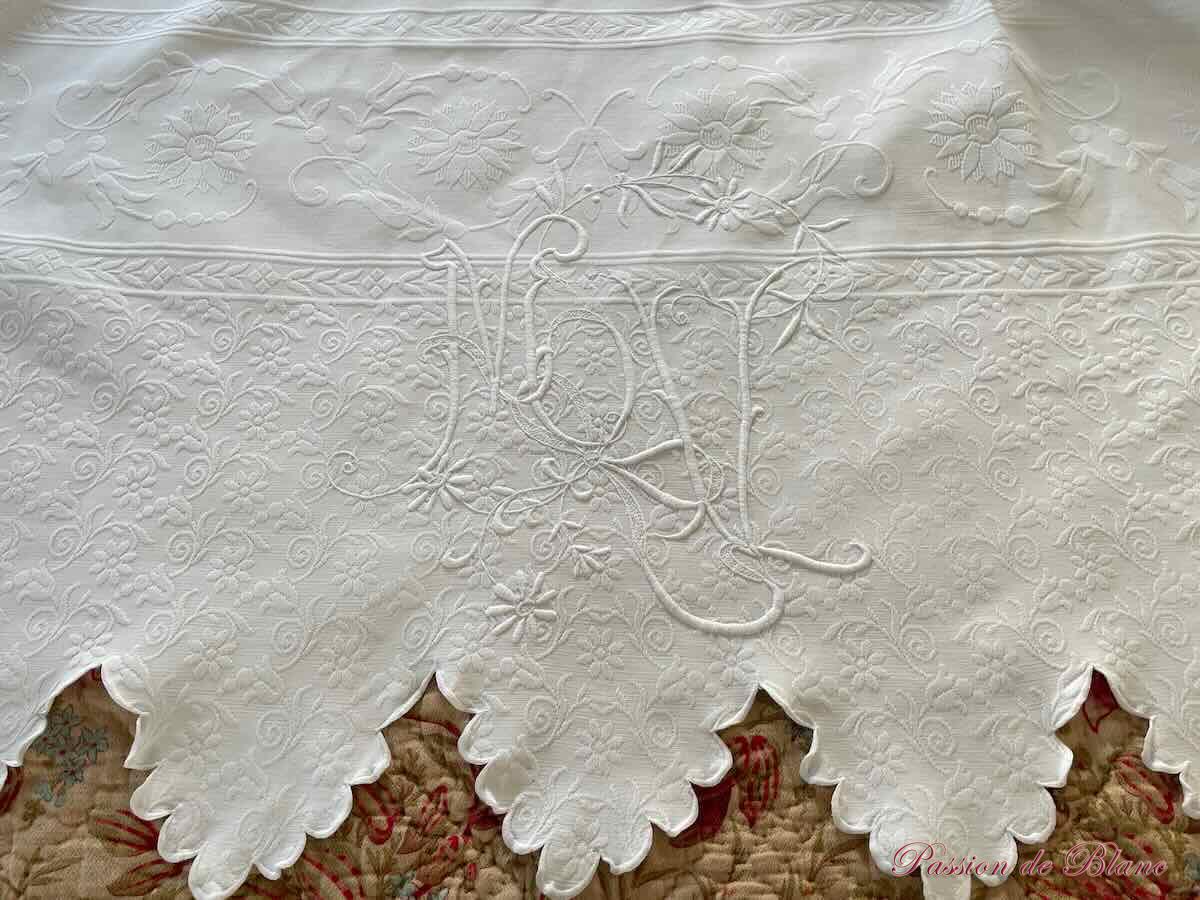 Belle couverture festonnée en piqué plat avec un joli relief et monogramme MV – Image 5