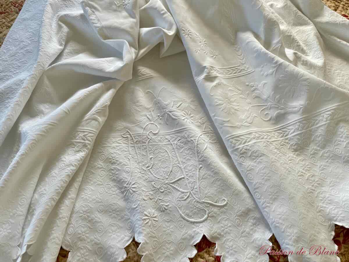 Belle couverture festonnée en piqué plat avec un joli relief et monogramme MV – Image 11