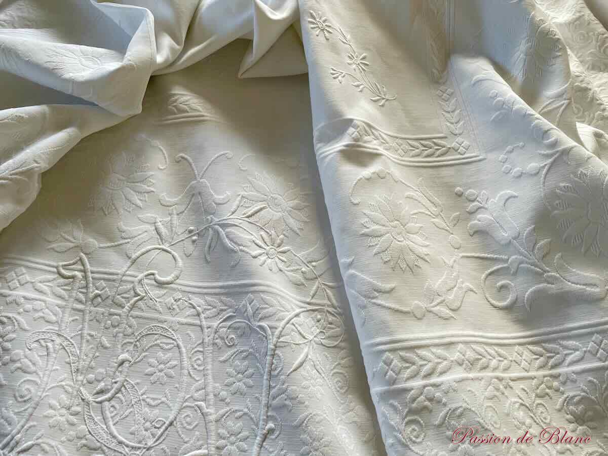 Belle couverture festonnée en piqué plat avec un joli relief et monogramme MV – Image 4