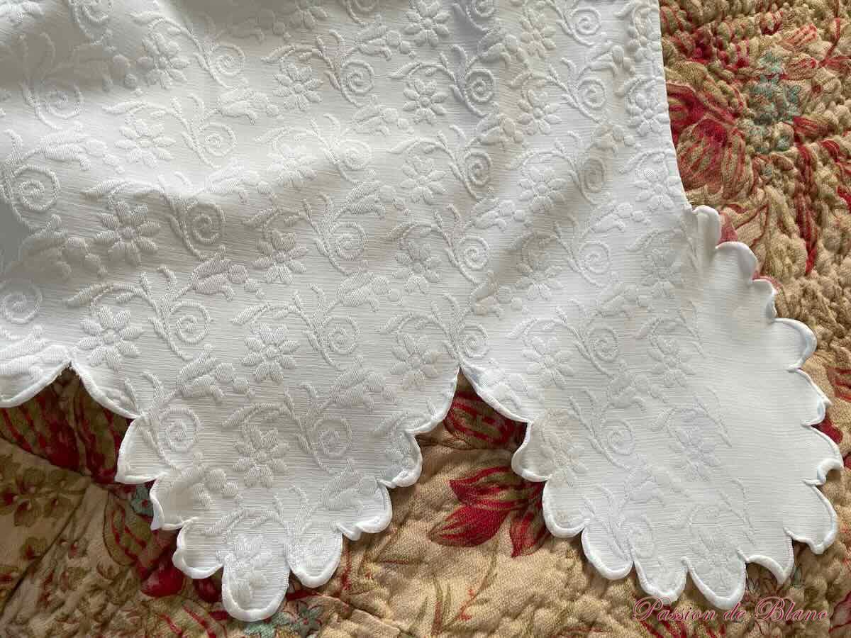 Belle couverture festonnée en piqué plat avec un joli relief et monogramme MV – Image 3