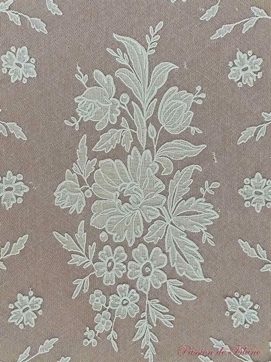 Petite nappe Napoléon III avec applications brodées sur tulle – Image 6