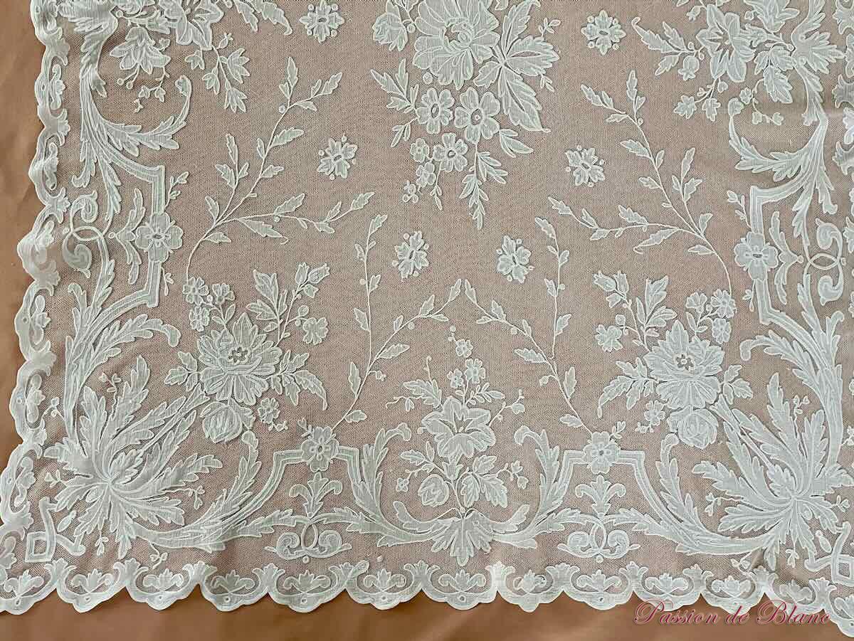 Petite nappe Napoléon III avec applications brodées sur tulle – Image 5