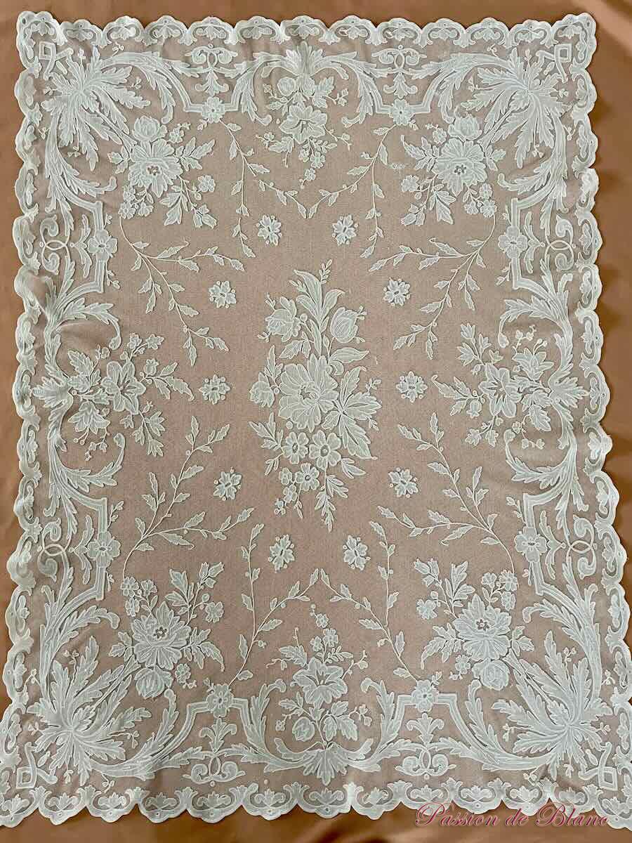 Petite nappe Napoléon III avec applications brodées sur tulle – Image 4