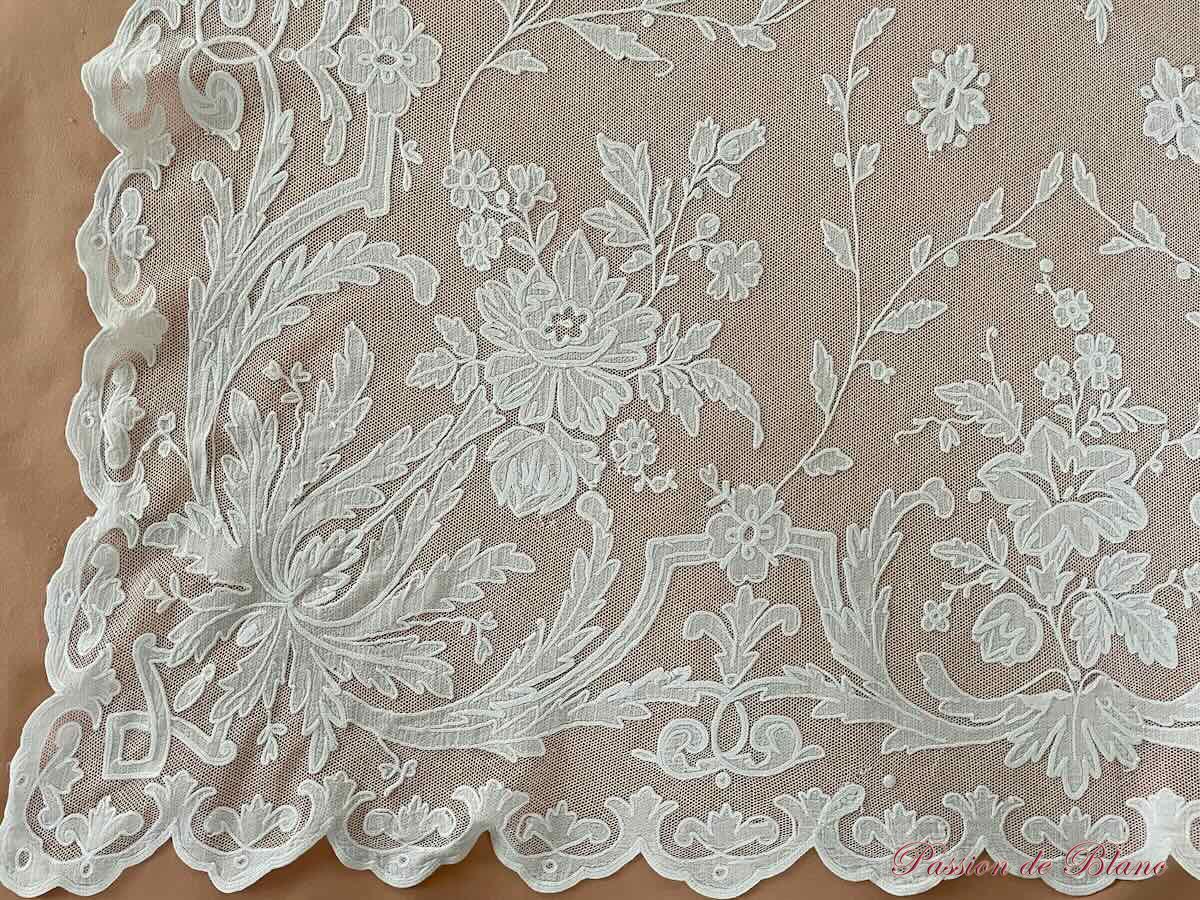 Petite nappe Napoléon III avec applications brodées sur tulle – Image 3