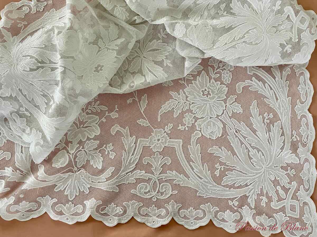 Petite nappe Napoléon III avec applications brodées sur tulle – Image 8