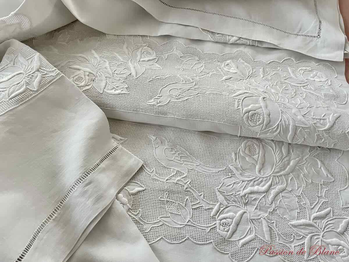 Belle nappe en lin fin blanc, brodée main avec oiseaux, fleurs et travail de jours
