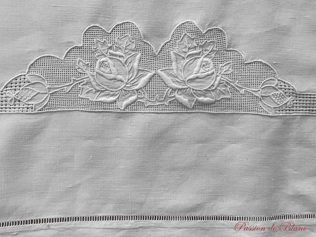 Belle nappe en lin fin blanc, brodée main avec oiseaux, fleurs et travail de jours – Image 7