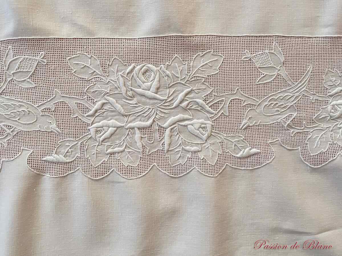 Belle nappe en lin fin blanc, brodée main avec oiseaux, fleurs et travail de jours – Image 6
