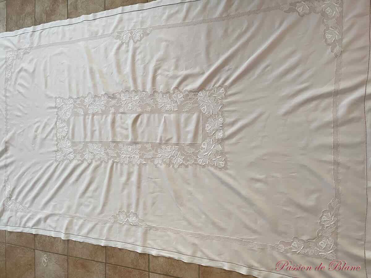 Belle nappe en lin fin blanc, brodée main avec oiseaux, fleurs et travail de jours – Image 2