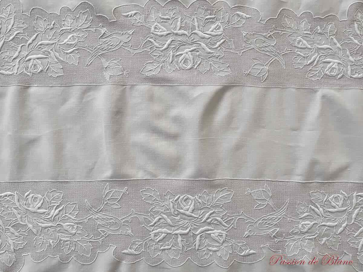 Belle nappe en lin fin blanc, brodée main avec oiseaux, fleurs et travail de jours – Image 4