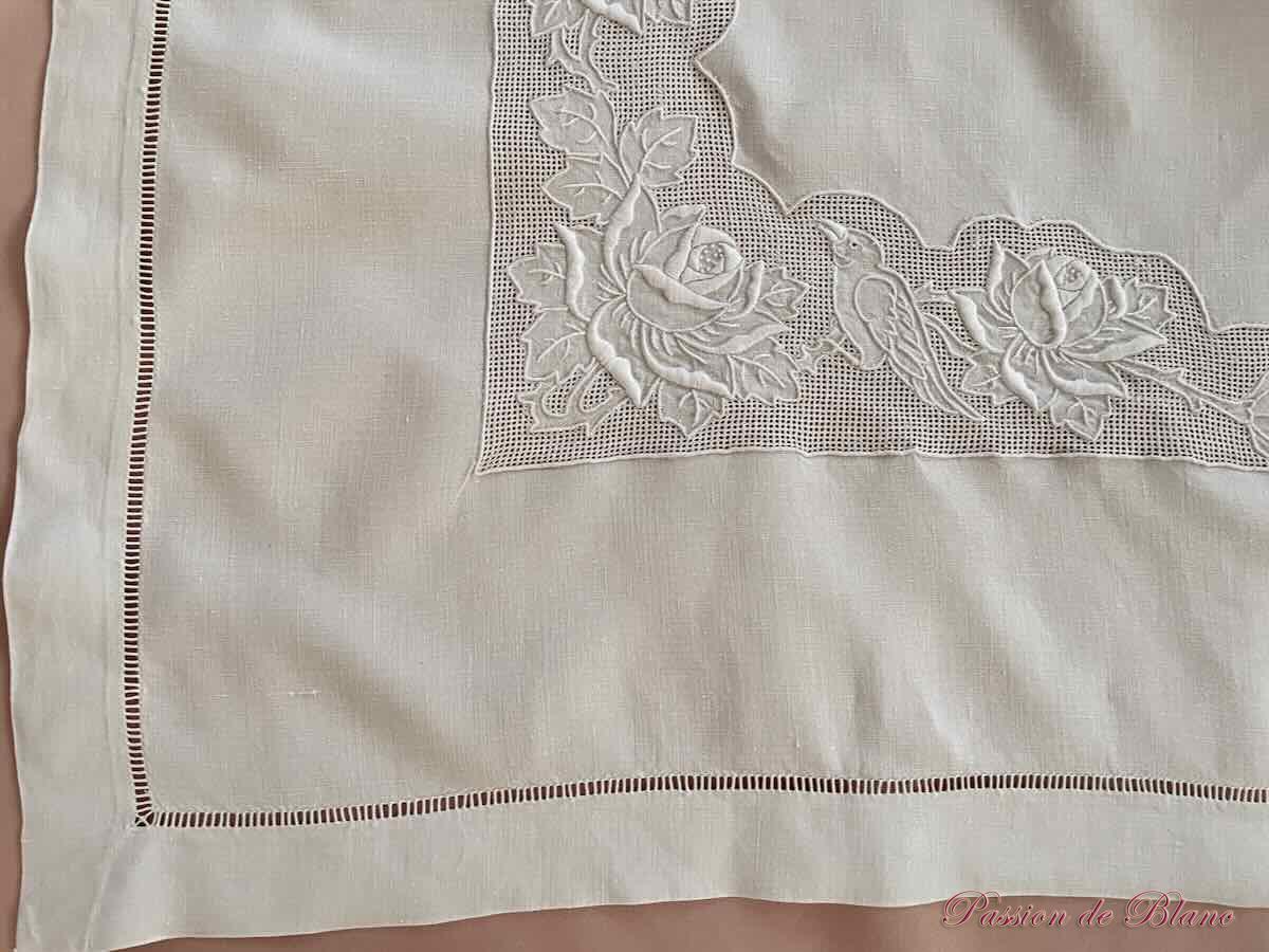 Belle nappe en lin fin blanc, brodée main avec oiseaux, fleurs et travail de jours – Image 9