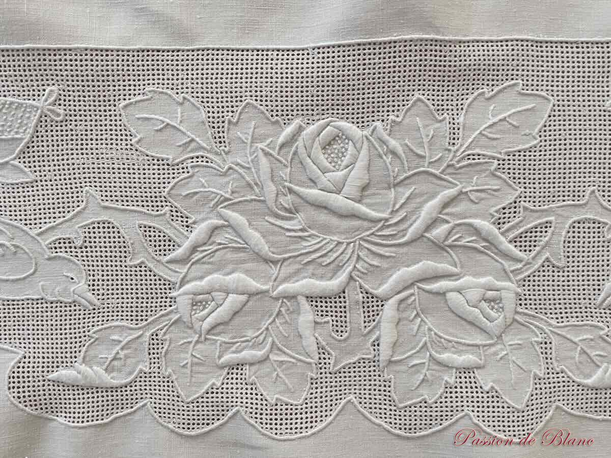 Belle nappe en lin fin blanc, brodée main avec oiseaux, fleurs et travail de jours – Image 3