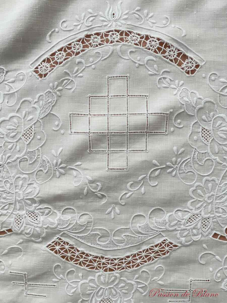Nappe vintage entièrement brodée main sur toile de lin blanc – Image 8