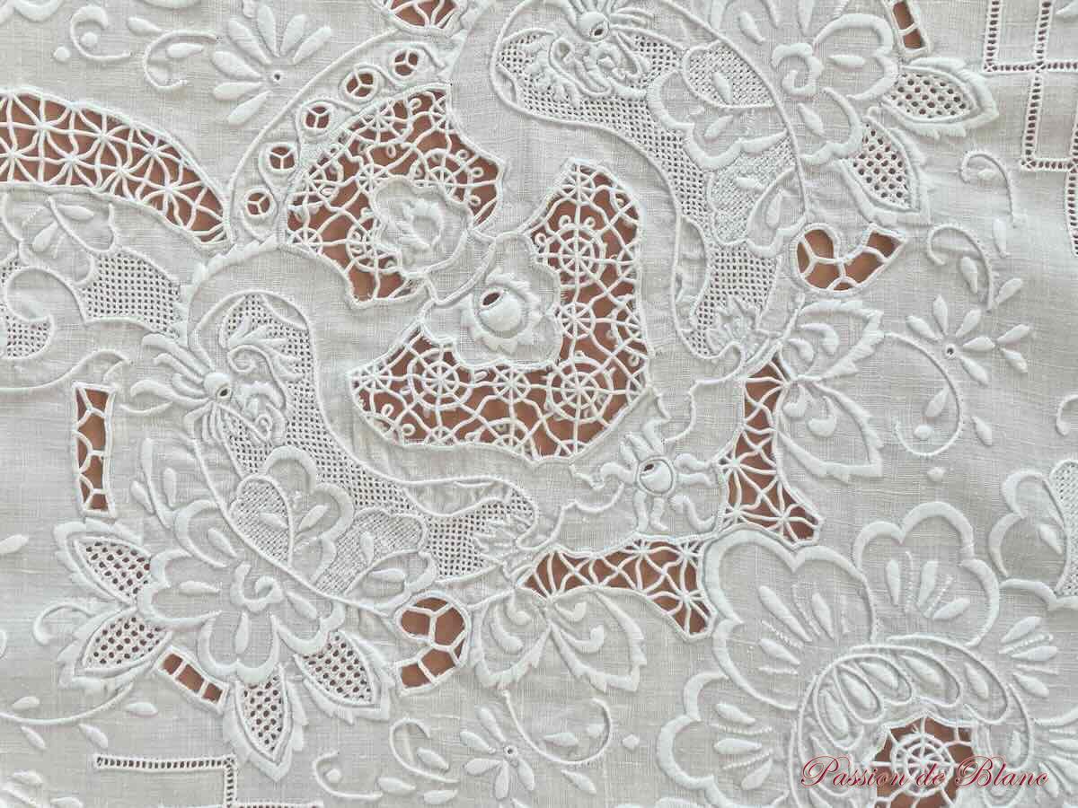 Nappe vintage entièrement brodée main sur toile de lin blanc – Image 4