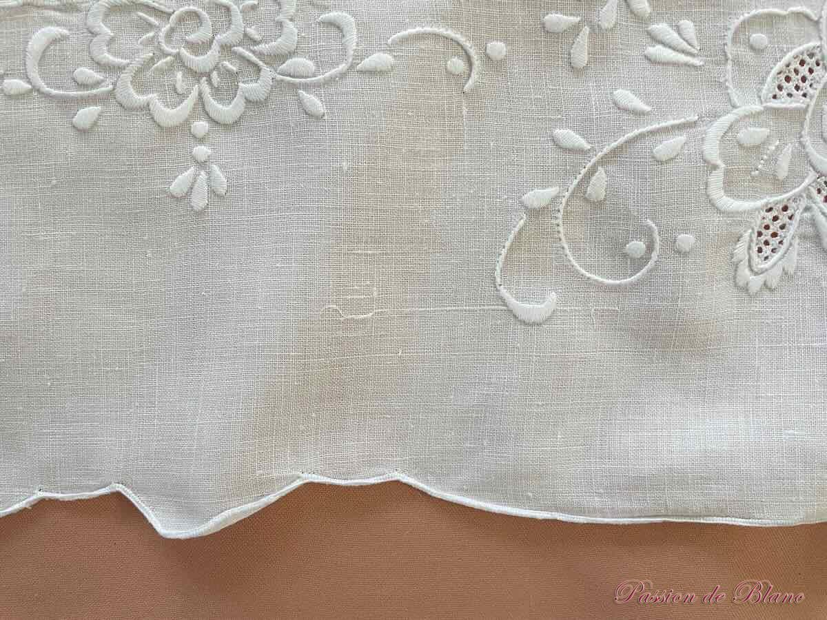 Nappe vintage entièrement brodée main sur toile de lin blanc – Image 7