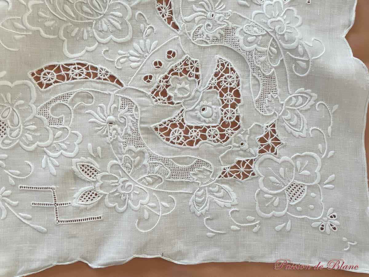 Nappe vintage entièrement brodée main sur toile de lin blanc – Image 6