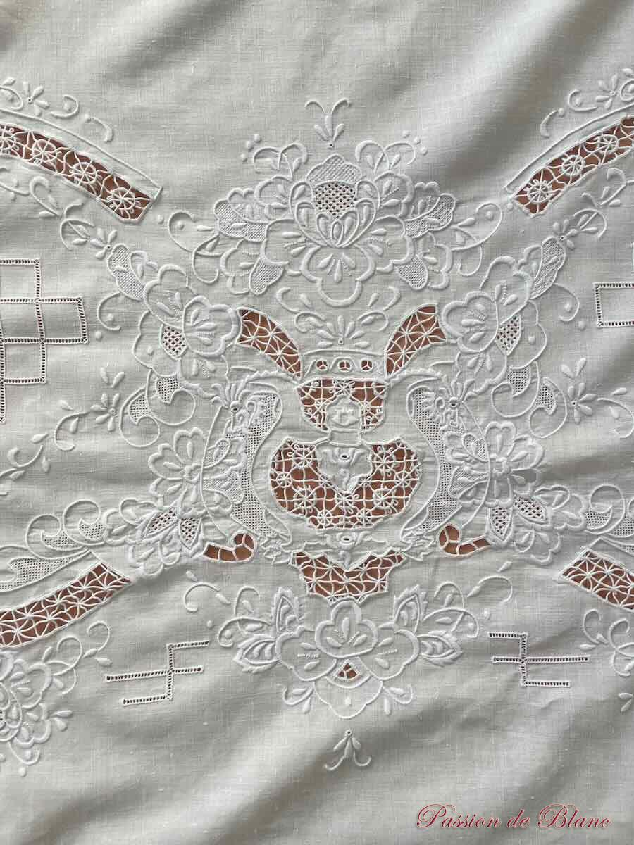 Nappe vintage entièrement brodée main sur toile de lin blanc – Image 5