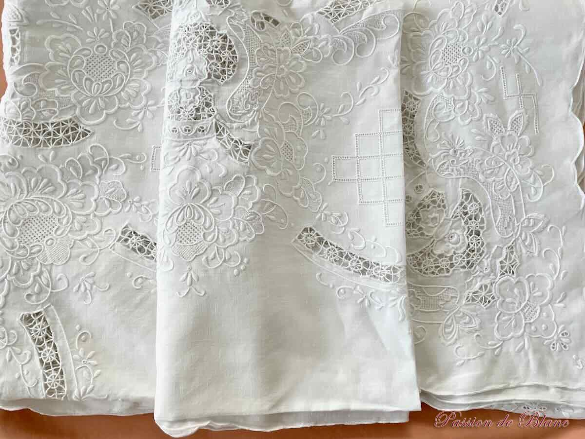 Nappe vintage broderie