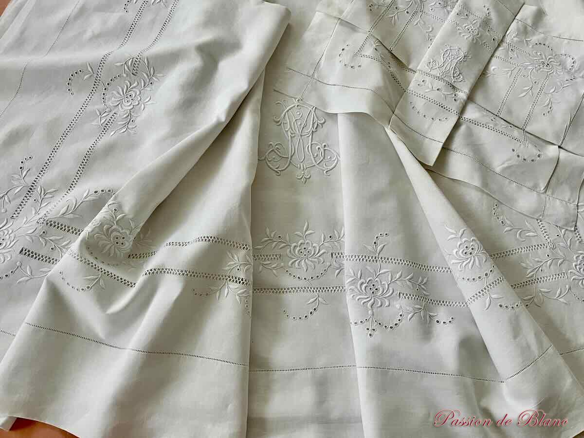 Parure de lit monogramme ML:1 grand drap,1 taie sur lin fin blanc richement brodés main – Image 3