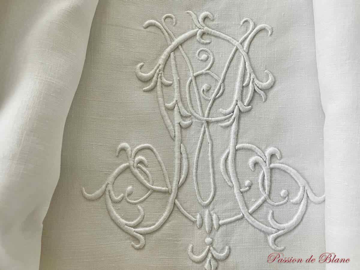 Parure de lit monogramme ML:1 grand drap,1 taie sur lin fin blanc richement brodés main – Image 2