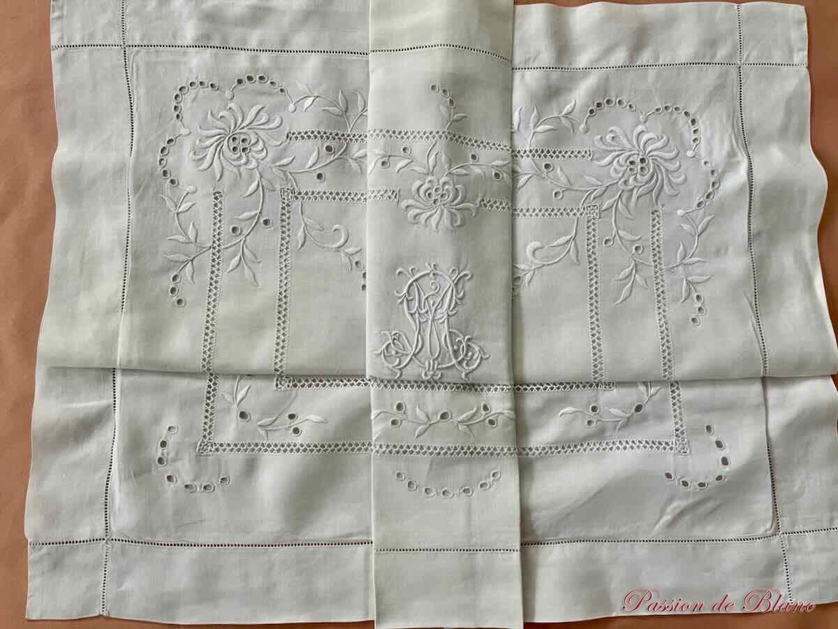 Parure de lit monogramme ML:1 grand drap,1 taie sur lin fin blanc richement brodés main – Image 9