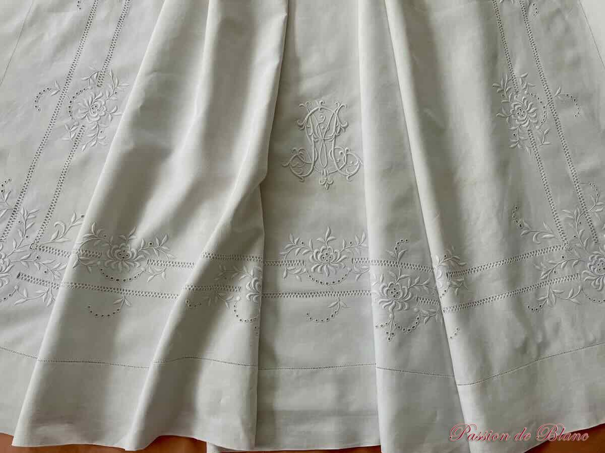 Parure de lit monogramme ML:1 grand drap,1 taie sur lin fin blanc richement brodés main – Image 5