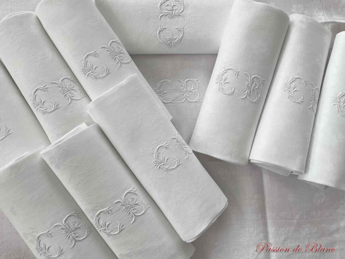 Lot 11 serviettes table en damassé de lin blanc, motifs et monogramme CE – Image 7