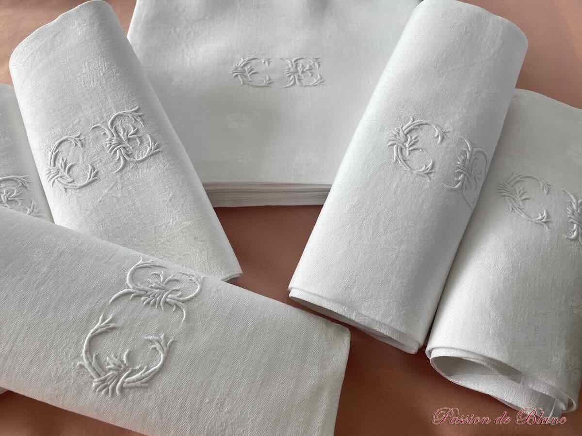 Lot 11 serviettes table en damassé de lin blanc, motifs et monogramme CE – Image 6