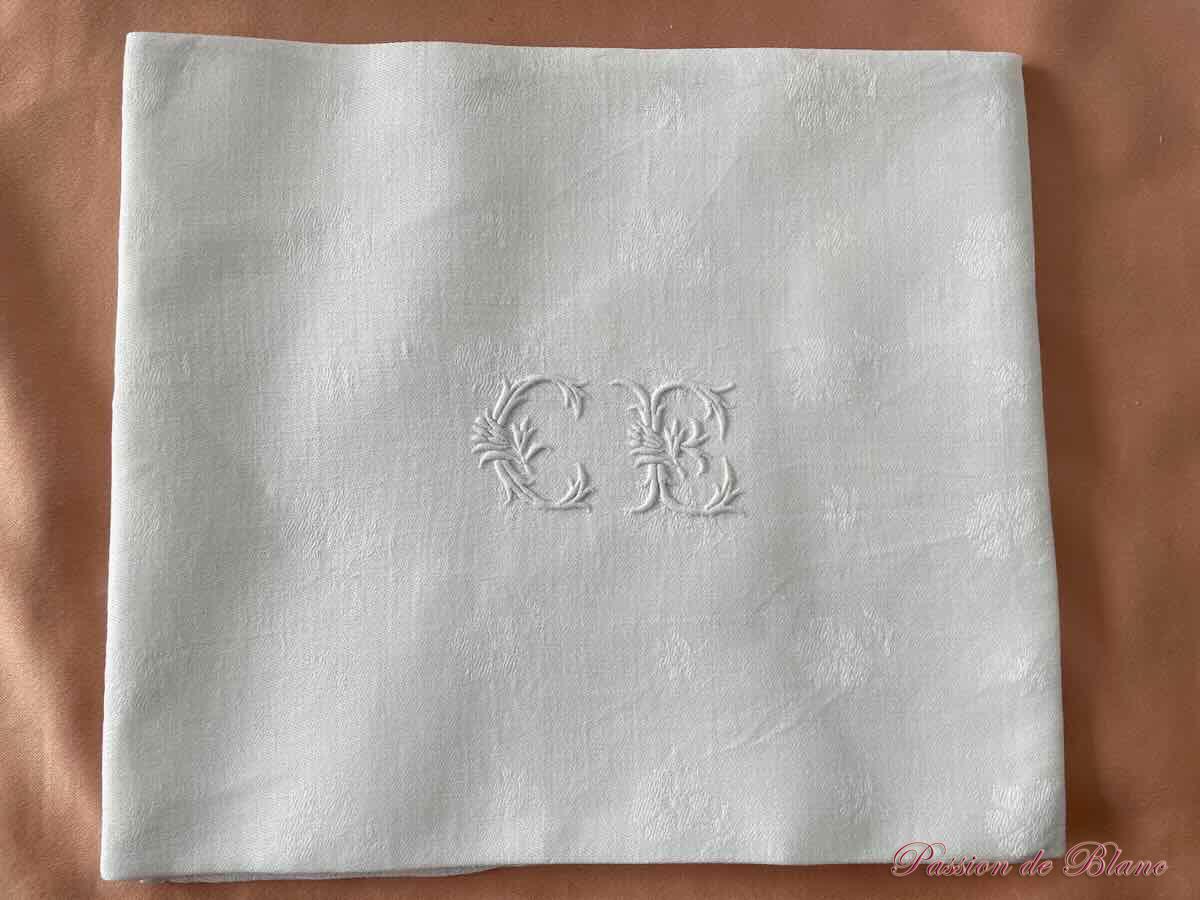 Lot 11 serviettes table en damassé de lin blanc, motifs et monogramme CE – Image 5