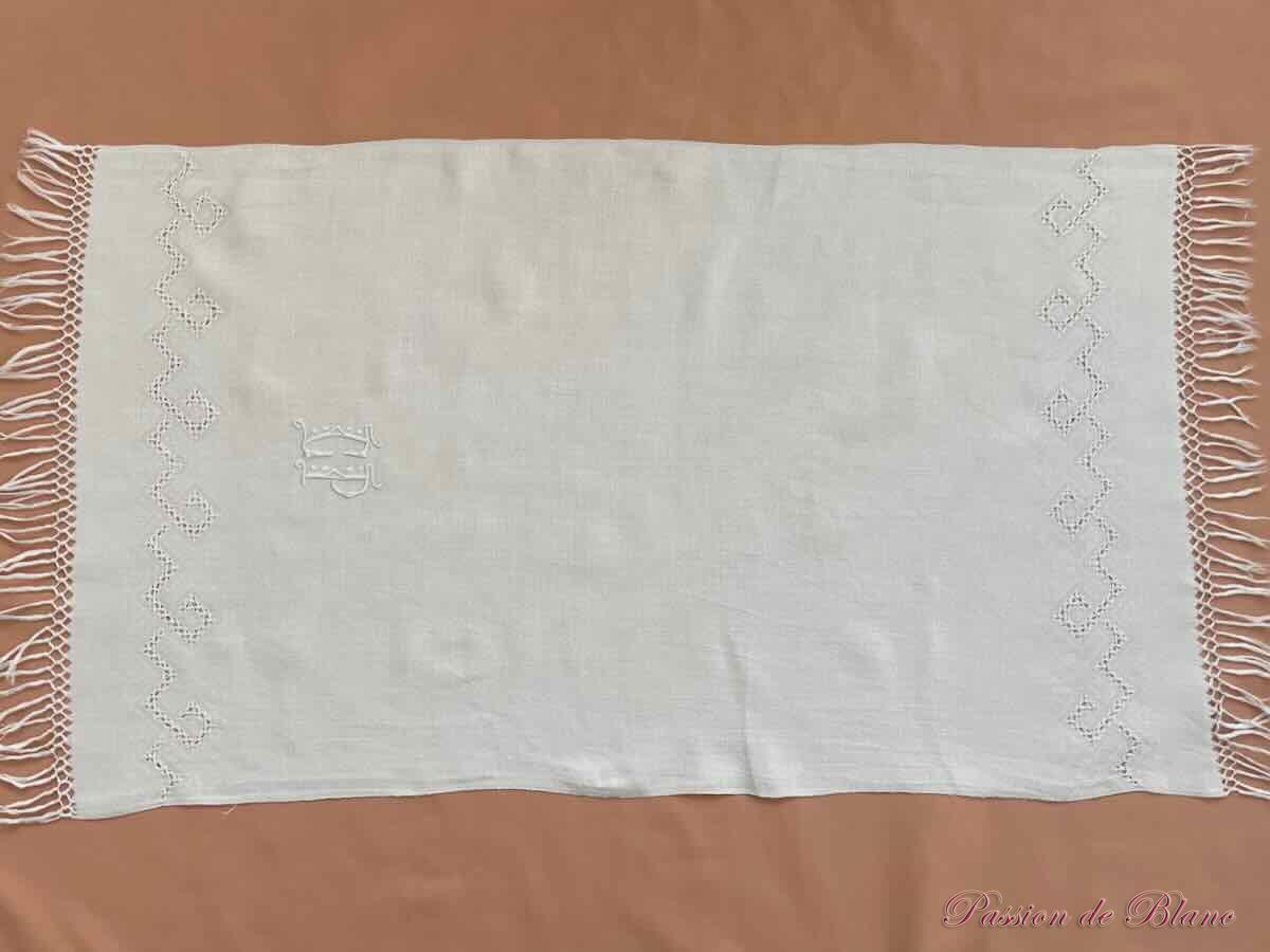 Lot 3 grandes serviettes d'invités en lin fin avec monogramme CP et franges nouées – Image 3