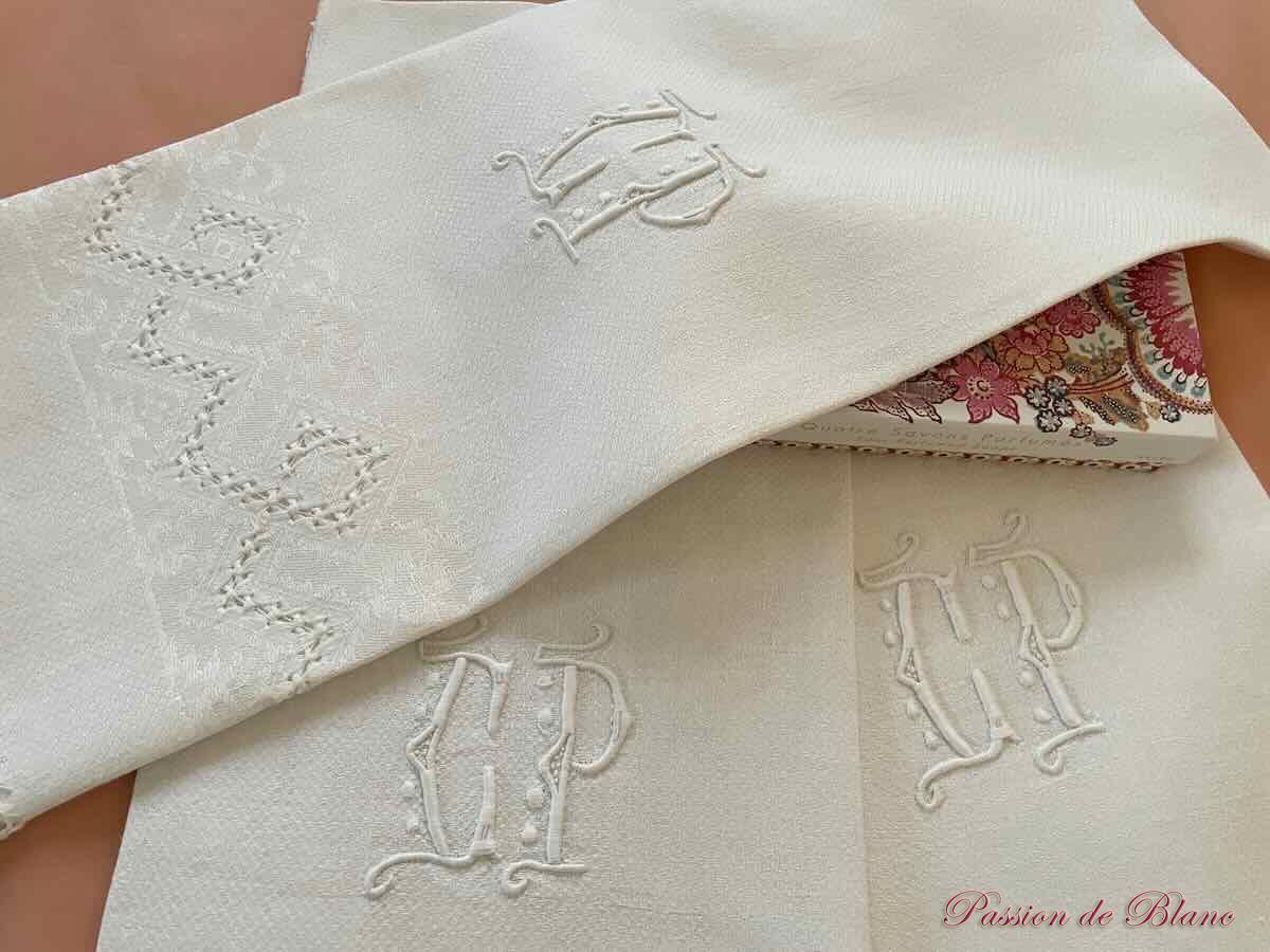 Lot 3 grandes serviettes d'invités en lin fin avec monogramme CP et franges nouées – Image 2