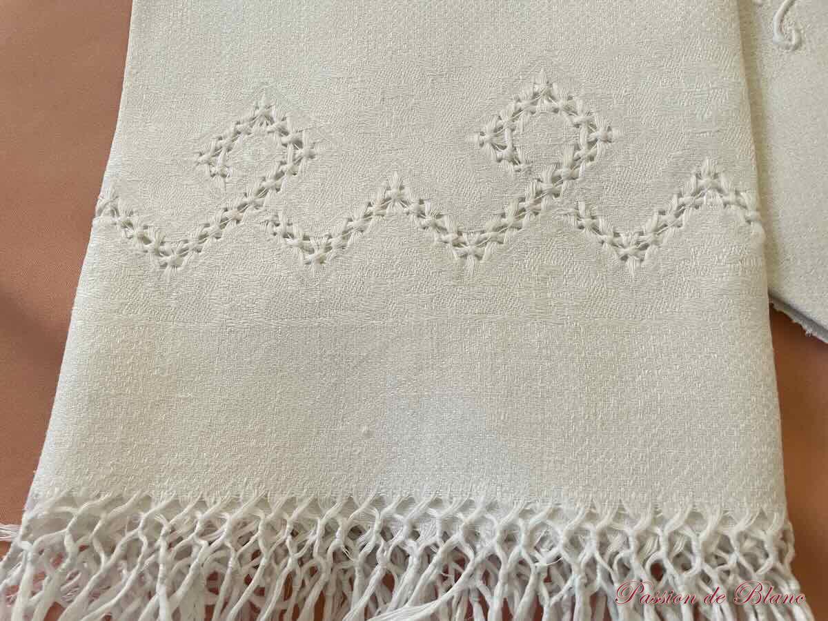 Lot 3 grandes serviettes d'invités en lin fin avec monogramme CP et franges nouées – Image 4