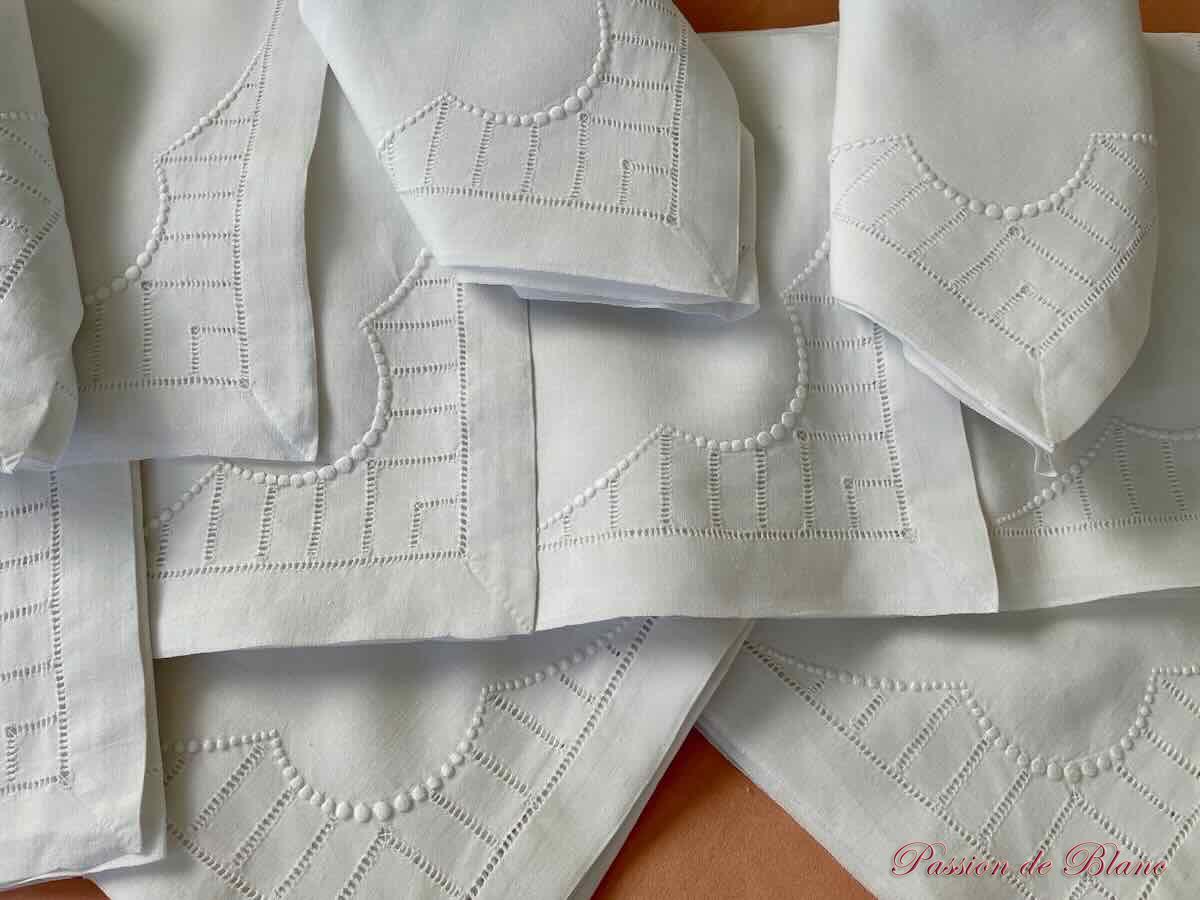 Lot de 11 grandes serviettes de table en fil de lin avec fine broderie main – Image 7