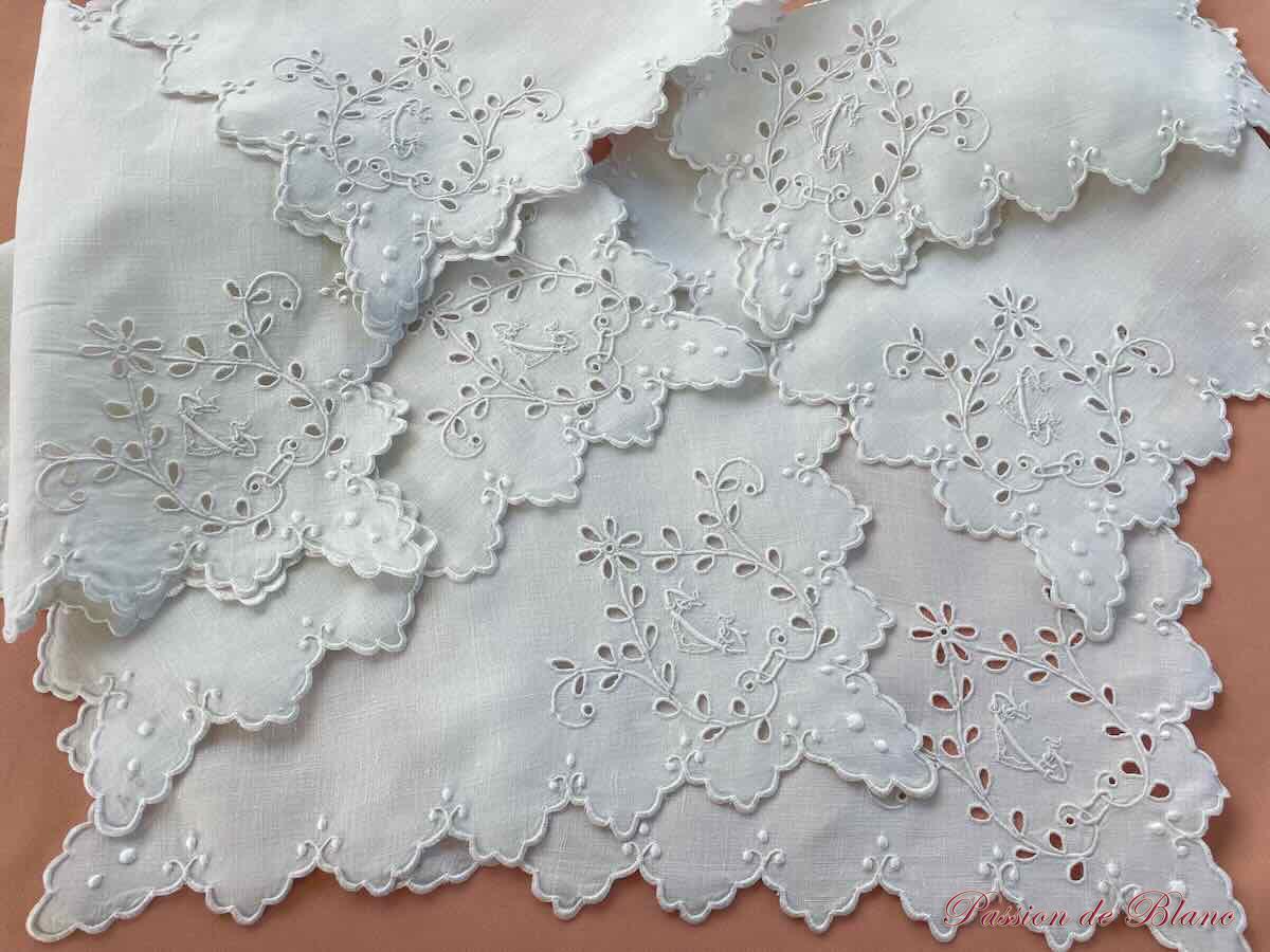 Lot de 7 serviettes à thé festonnées avec broderie de et monogramme MG – Image 5