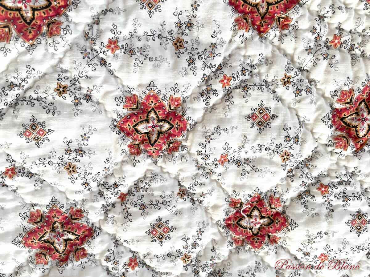 Petite couverture Courte Pointe Piquée main avec motifs provençaux – Image 9