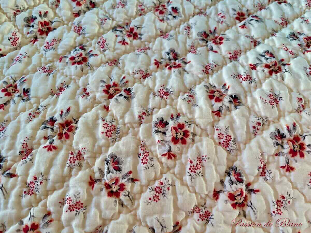 Petite couverture Piquée main avec motifs provençaux double face – Image 3