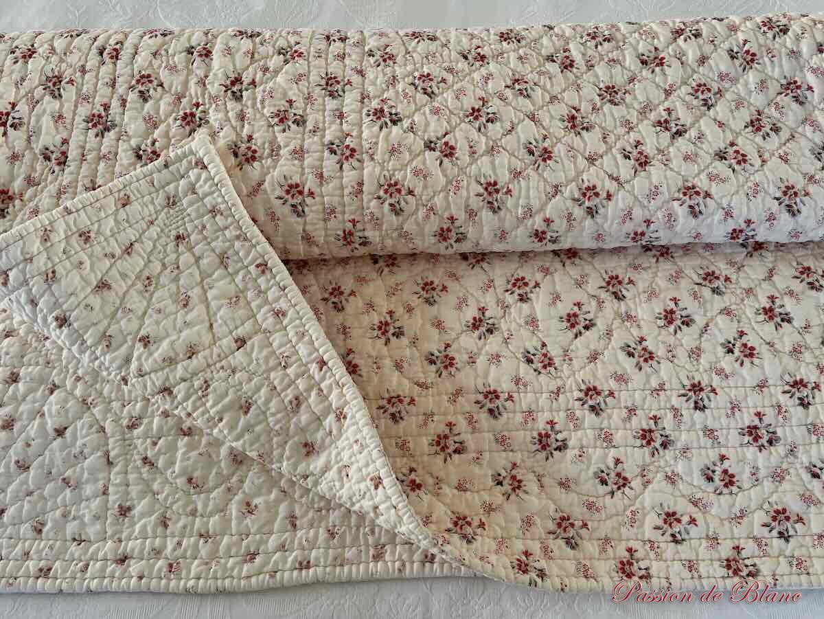 Petite couverture Piquée main avec motifs provençaux double face – Image 13