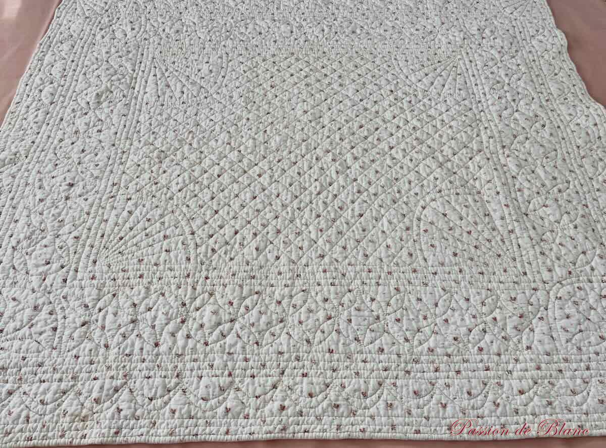 Petite couverture Piquée main avec motifs provençaux double face – Image 10