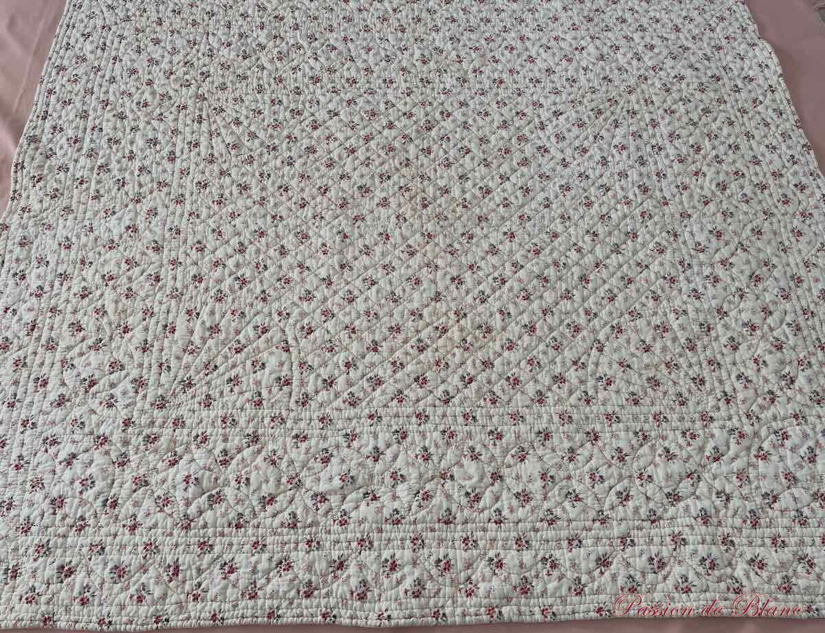 Petite couverture Piquée main avec motifs provençaux double face – Image 8