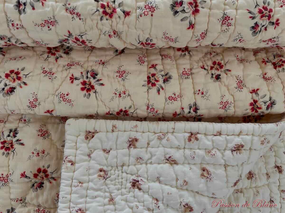 Petite couverture Piquée main avec motifs provençaux double face – Image 12