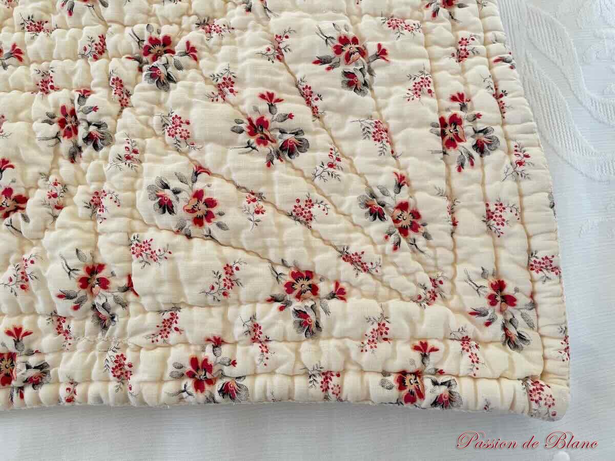 Petite couverture Piquée main avec motifs provençaux double face – Image 5