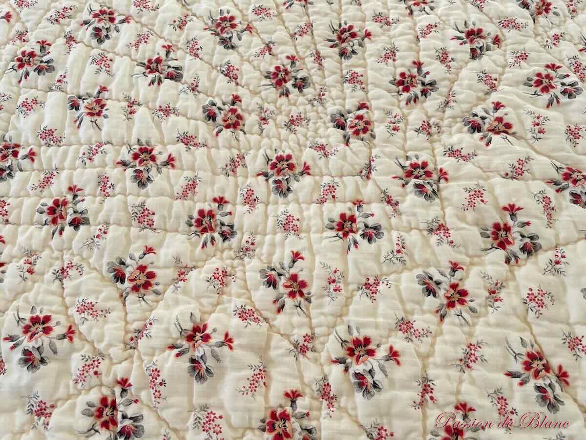 Petite couverture Piquée main avec motifs provençaux double face – Image 4