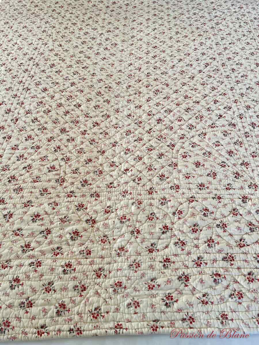 Petite couverture Piquée main avec motifs provençaux double face – Image 2