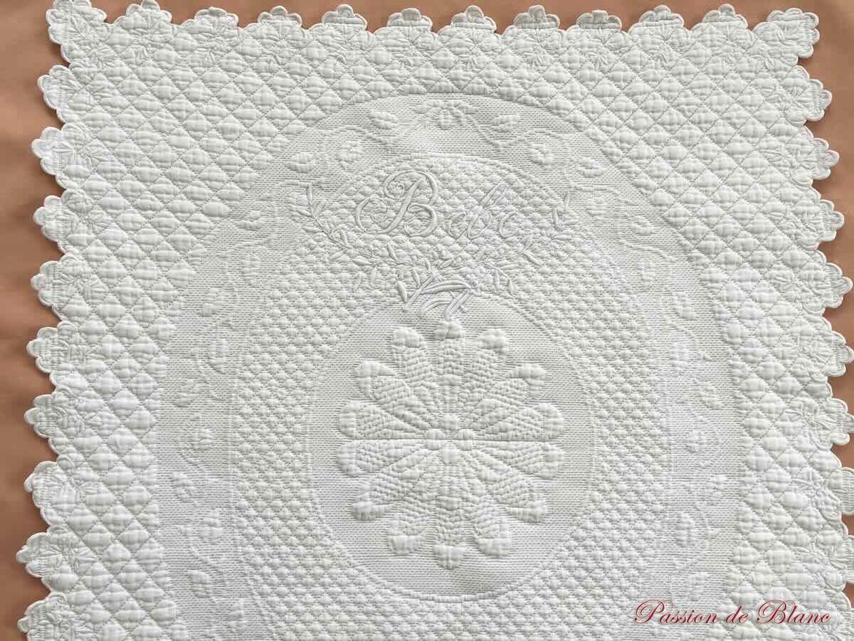 Petite couverture festonnée en piqué de coton brodé de l'inscription " Bébé " – Image 8