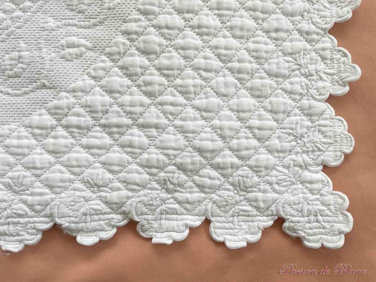 Petite couverture festonnée en piqué de coton brodé de l'inscription " Bébé " – Image 7